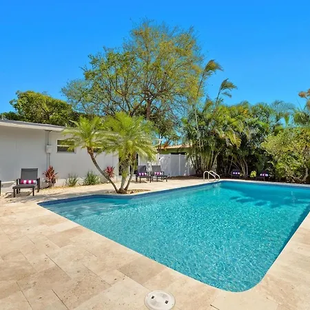 Spacious Pool Home Mins To Beach,Airport,Pets Ok